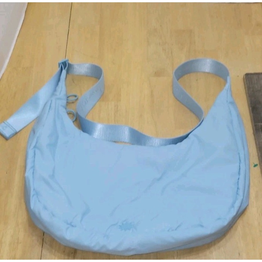 House of Harlow 1960 Crescent Moon Nylon Puffy Athleisure Bag - Blue 🩵